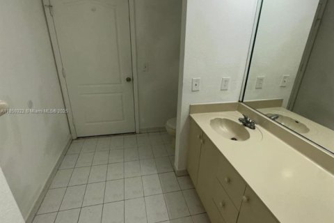 Condo in Hialeah, Florida, 3 bedrooms  № 1887622 - photo 15