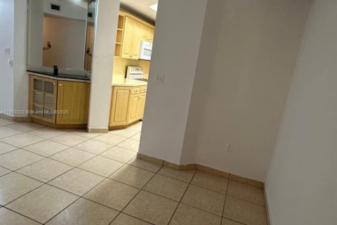 Condo in Hialeah, Florida, 3 bedrooms  № 1887622 - photo 6