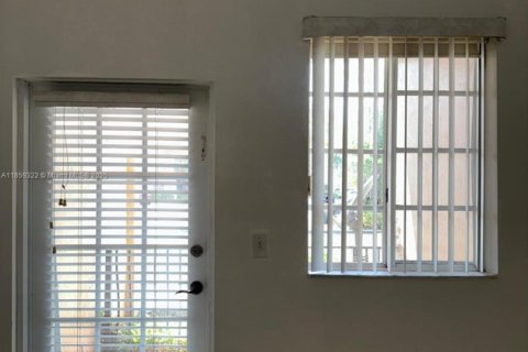 Condo in Hialeah, Florida, 3 bedrooms  № 1887622 - photo 2