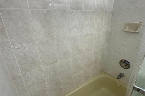 Condo in Hialeah, Florida, 3 bedrooms  № 1887622 - photo 17