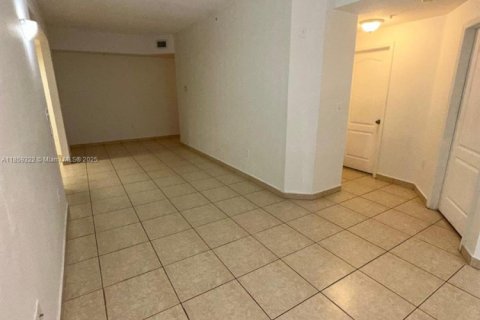 Condo in Hialeah, Florida, 3 bedrooms  № 1887622 - photo 10