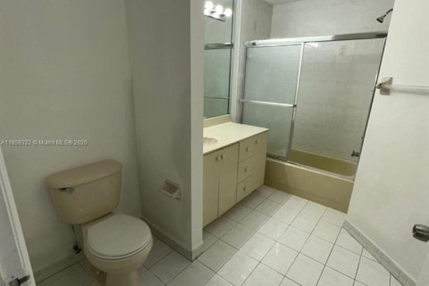 Condo in Hialeah, Florida, 3 bedrooms  № 1887622 - photo 13