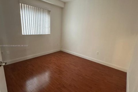 Condo in Hialeah, Florida, 3 bedrooms  № 1887622 - photo 18