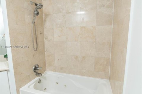 Copropriété à louer à Miami Beach, Floride: 2 chambres, 104.79 m2 № 2276819 - photo 18