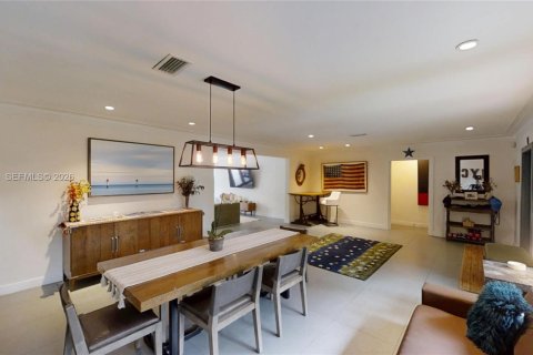 House in Miami Shores, Florida 4 bedrooms № 2044624 - photo 9