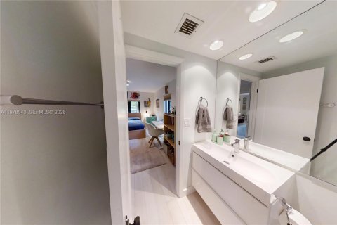 House in Miami Shores, Florida 4 bedrooms № 2044624 - photo 14