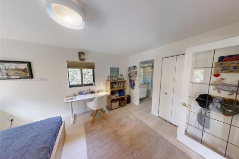 House in Miami Shores, Florida 4 bedrooms № 2044624 - photo 17