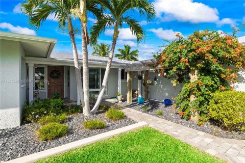 Casa en venta en Cape Coral, Florida, 3 dormitorios, 187.66 m2 № 2001665 - foto 7