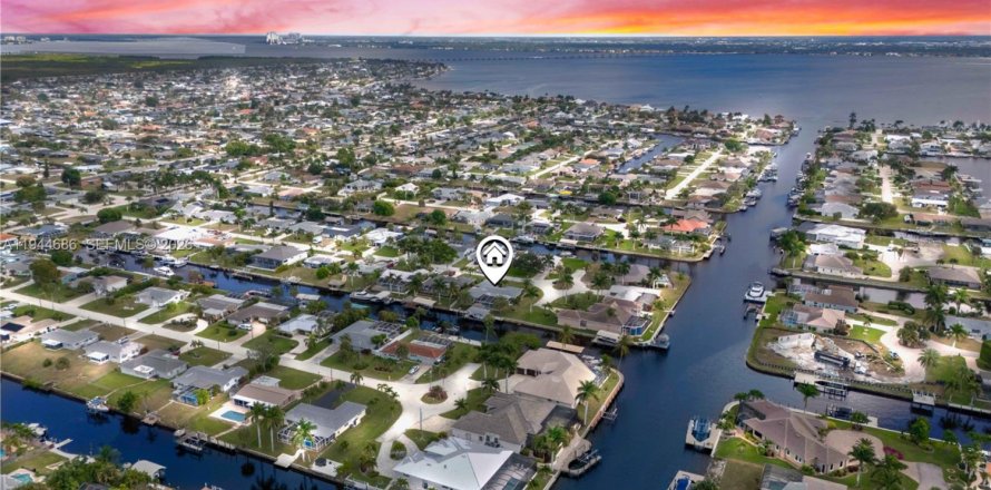 Casa en Cape Coral, Florida 3 dormitorios, 187.66 m2 № 2001665