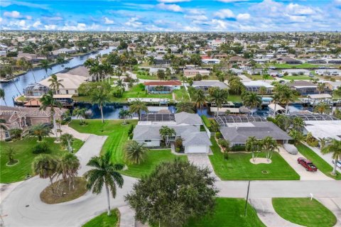 Casa en venta en Cape Coral, Florida, 3 dormitorios, 187.66 m2 № 2001665 - foto 4