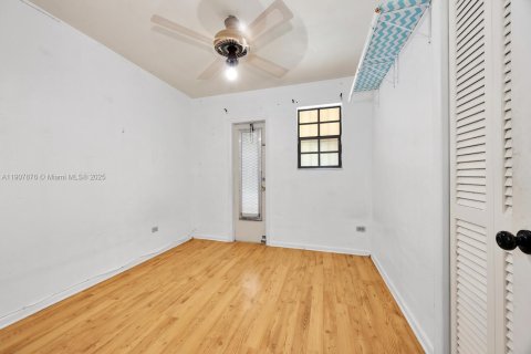 Villa ou maison à vendre à Miami, Floride: 4 chambres, 169.64 m2 № 1965075 - photo 17