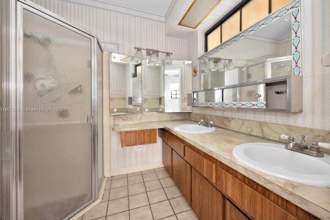 Villa ou maison à vendre à Miami, Floride: 4 chambres, 169.64 m2 № 1965075 - photo 16