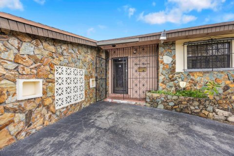 Villa ou maison à vendre à Miami, Floride: 4 chambres, 169.64 m2 № 1965075 - photo 3