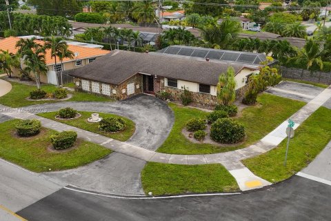 Villa ou maison à vendre à Miami, Floride: 4 chambres, 169.64 m2 № 1965075 - photo 1