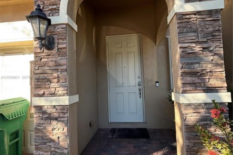 Touwnhouse à vendre à Miami, Floride: 3 chambres, 150.22 m2 № 2279538 - photo 4