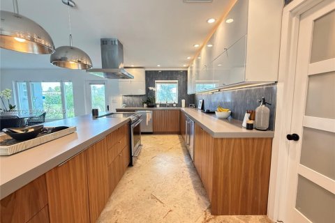 House in Stuart, Florida 4 bedrooms, 194.91 sq.m. № 2064232 - photo 12