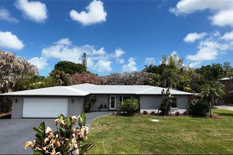 House in Stuart, Florida 4 bedrooms, 194.91 sq.m. № 2064232 - photo 2