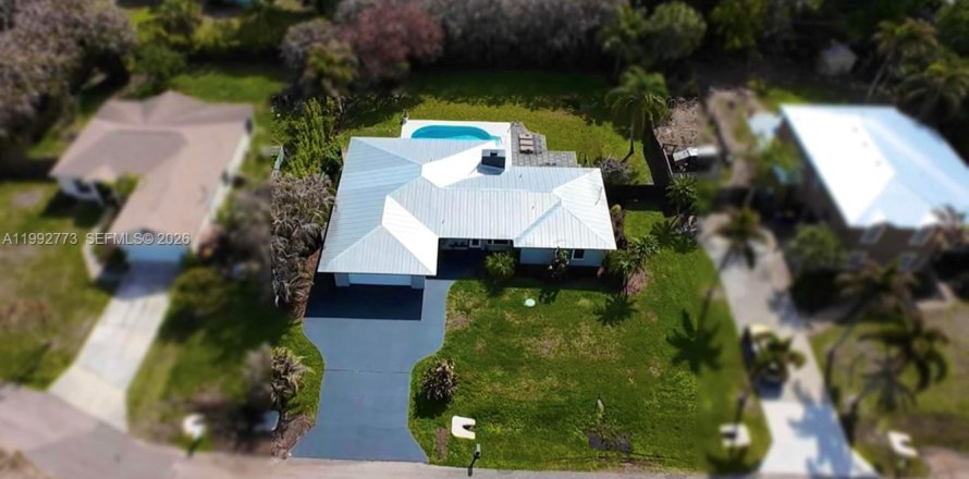 House in Stuart, Florida 4 bedrooms, 194.91 sq.m. № 2064232