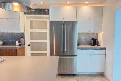 House in Stuart, Florida 4 bedrooms, 194.91 sq.m. № 2064232 - photo 10