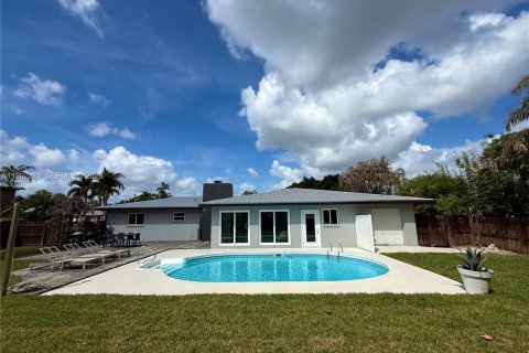 House in Stuart, Florida 4 bedrooms, 194.91 sq.m. № 2064232 - photo 4