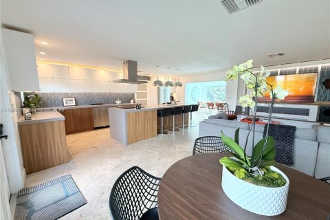 House in Stuart, Florida 4 bedrooms, 194.91 sq.m. № 2064232 - photo 8