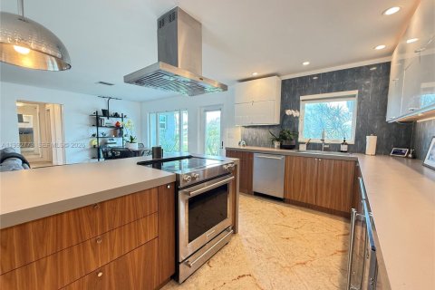 House in Stuart, Florida 4 bedrooms, 194.91 sq.m. № 2064232 - photo 13