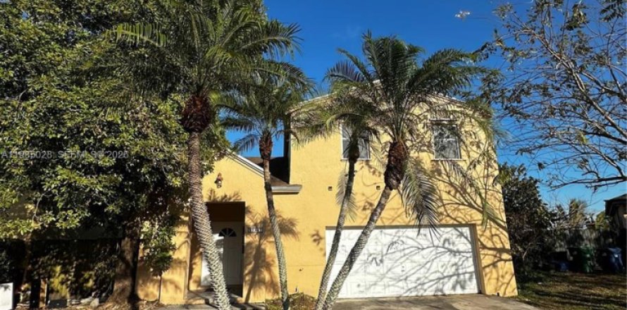 Дом в Хомстед, Флорида 4 спальни, 155.8м2 № 2050843