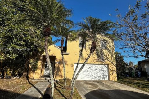 Снять в аренду виллу или дом в Хомстед, Флорида 4 спальни, 155.8м2, № 2050843 - фото 2