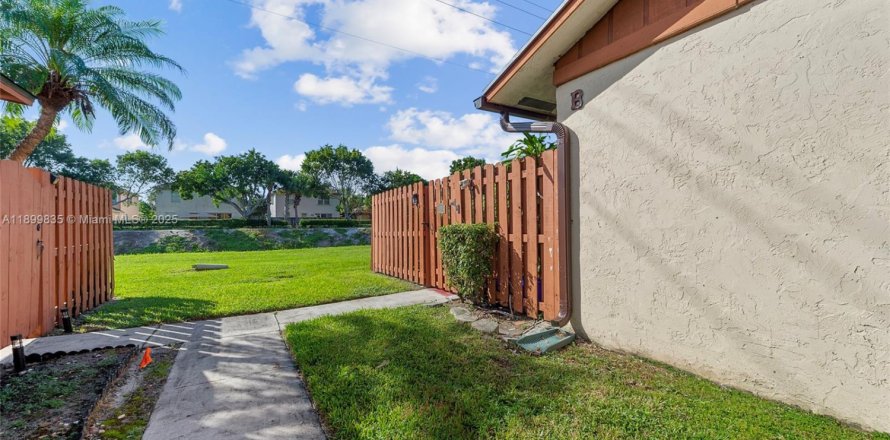 Adosado en West Palm Beach, Florida 3 dormitorios, 123.75 m2 № 1952009