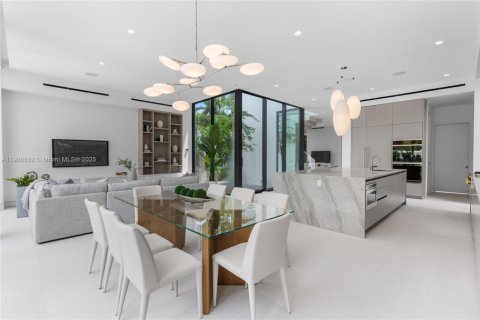 Купить виллу или дом в Майами-Бич, Флорида 5 спален, 338.72м2, № 1963011 - фото 13