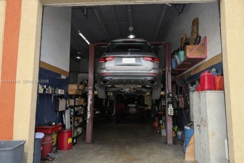 Commercial property in Miami, Florida № 1998914 - photo 4