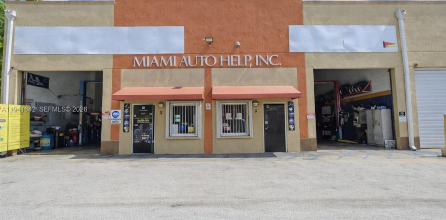 Commercial property in Miami, Florida № 1998914