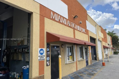 Commercial property in Miami, Florida № 1998914 - photo 2