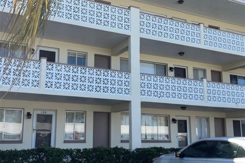 Condo in Clearwater, Florida, 2 bedrooms  № 1527824 - photo 1