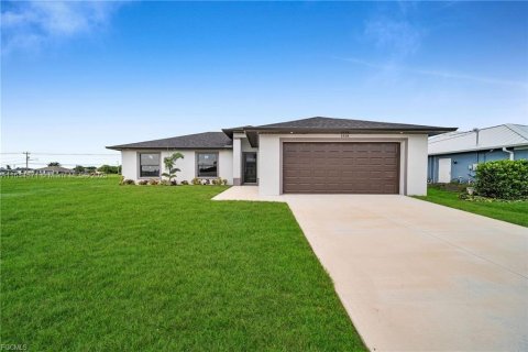 House in Cape Coral, Florida 3 bedrooms № 1889177 - photo 1