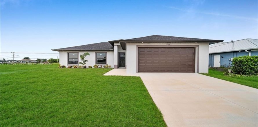 House in Cape Coral, Florida 3 bedrooms № 1889177