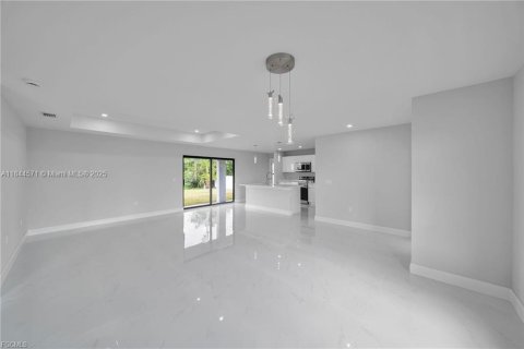 House in Cape Coral, Florida 3 bedrooms № 1889177 - photo 9