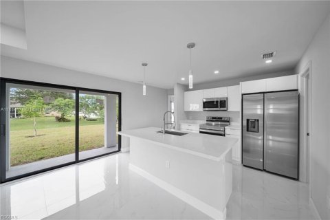 House in Cape Coral, Florida 3 bedrooms № 1889177 - photo 8