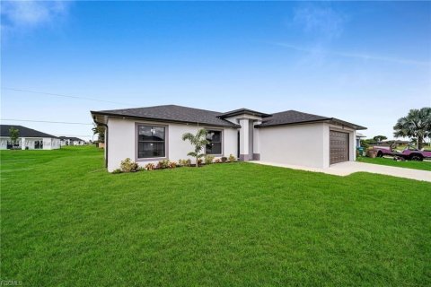 House in Cape Coral, Florida 3 bedrooms № 1889177 - photo 3