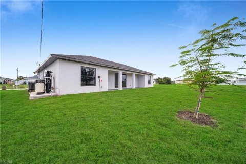 House in Cape Coral, Florida 3 bedrooms № 1889177 - photo 26
