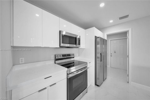 House in Cape Coral, Florida 3 bedrooms № 1889177 - photo 6