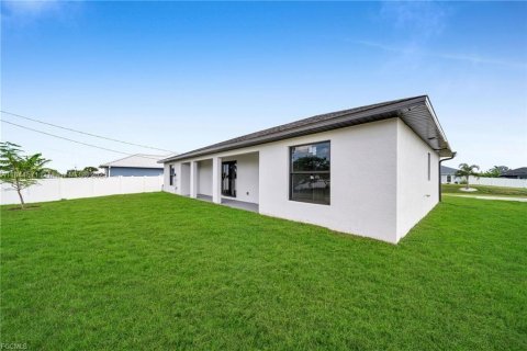 House in Cape Coral, Florida 3 bedrooms № 1889177 - photo 25