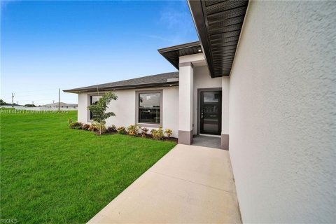 House in Cape Coral, Florida 3 bedrooms № 1889177 - photo 2
