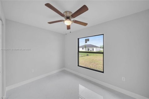 House in Cape Coral, Florida 3 bedrooms № 1889177 - photo 11