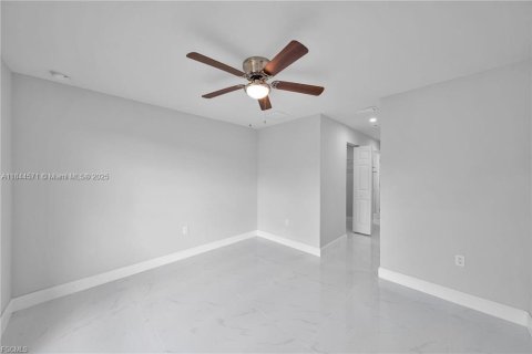 House in Cape Coral, Florida 3 bedrooms № 1889177 - photo 12
