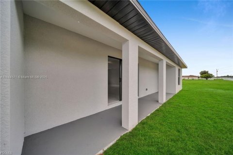 House in Cape Coral, Florida 3 bedrooms № 1889177 - photo 24
