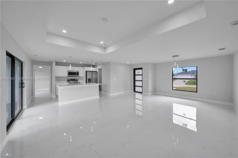 House in Cape Coral, Florida 3 bedrooms № 1889177 - photo 5