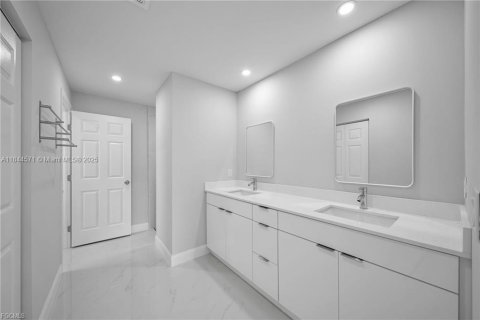 House in Cape Coral, Florida 3 bedrooms № 1889177 - photo 21