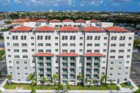 Apartamento en alquiler en Sweetwater, Florida, 2 dormitorios, 88.44 m2 № 1937582 - foto 1