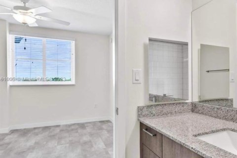 Apartamento en alquiler en Sweetwater, Florida, 2 dormitorios, 88.44 m2 № 1937582 - foto 13